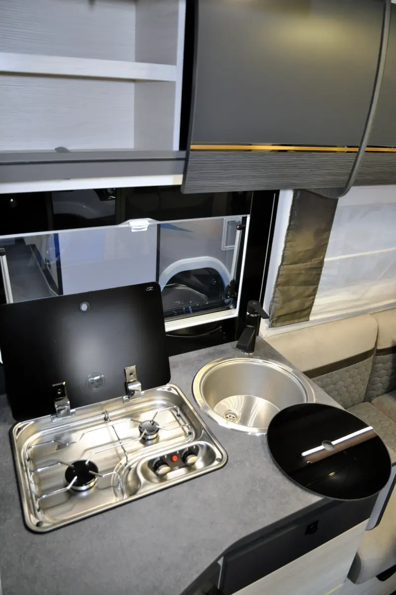 Küche mit Hängeschränken, zwei Kochstellen und Waschbecken im Chausson 777GA Titanium Premium Wohnmobil